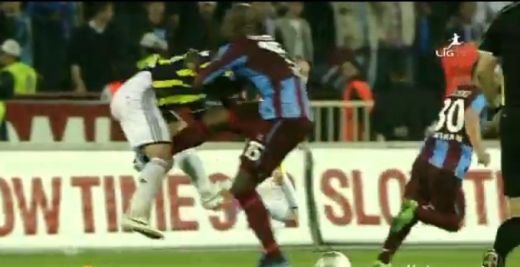VIDEO: Cel mai dur fault din 2012! Reactia lui Emre cand l-a vazut din nou pe omul care l-a lovit ca un BARBAR!