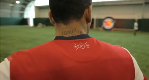 Noul echipament al lui Arsenal arata dragut :) Vezi cum s-au distrat jucatorii la lansarea noului tricou! VIDEO