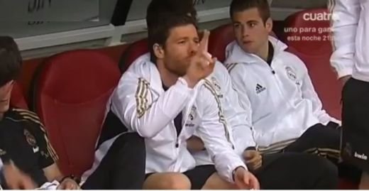 VIDEO: Xabi catre Mourinho: Echipa ta de suflet a luat gol! N-ai sa crezi cine a inscris! Ce meci urmarea pe telefonul mobil: