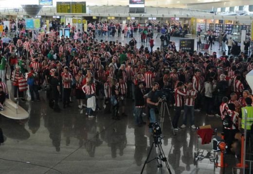 FOTO: Imaginile disperarii! Suporterii basci sunt BLOCATI pe aeroportul din Bilbao! Otopeni, trafic RECORD! Ce zic sefii aeroportului: