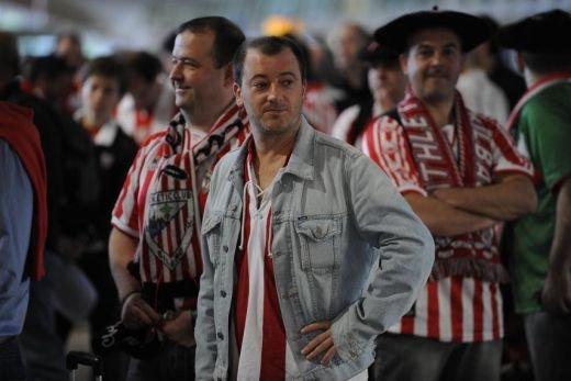 FOTO: Imaginile disperarii! Suporterii basci sunt BLOCATI pe aeroportul din Bilbao! Otopeni, trafic RECORD! Ce zic sefii aeroportului:_6