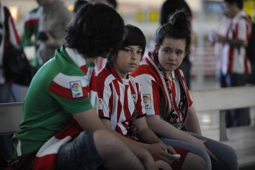 FOTO: Imaginile disperarii! Suporterii basci sunt BLOCATI pe aeroportul din Bilbao! Otopeni, trafic RECORD! Ce zic sefii aeroportului:_10
