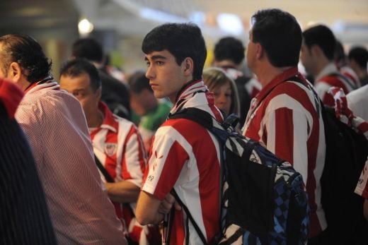 FOTO: Imaginile disperarii! Suporterii basci sunt BLOCATI pe aeroportul din Bilbao! Otopeni, trafic RECORD! Ce zic sefii aeroportului:_13