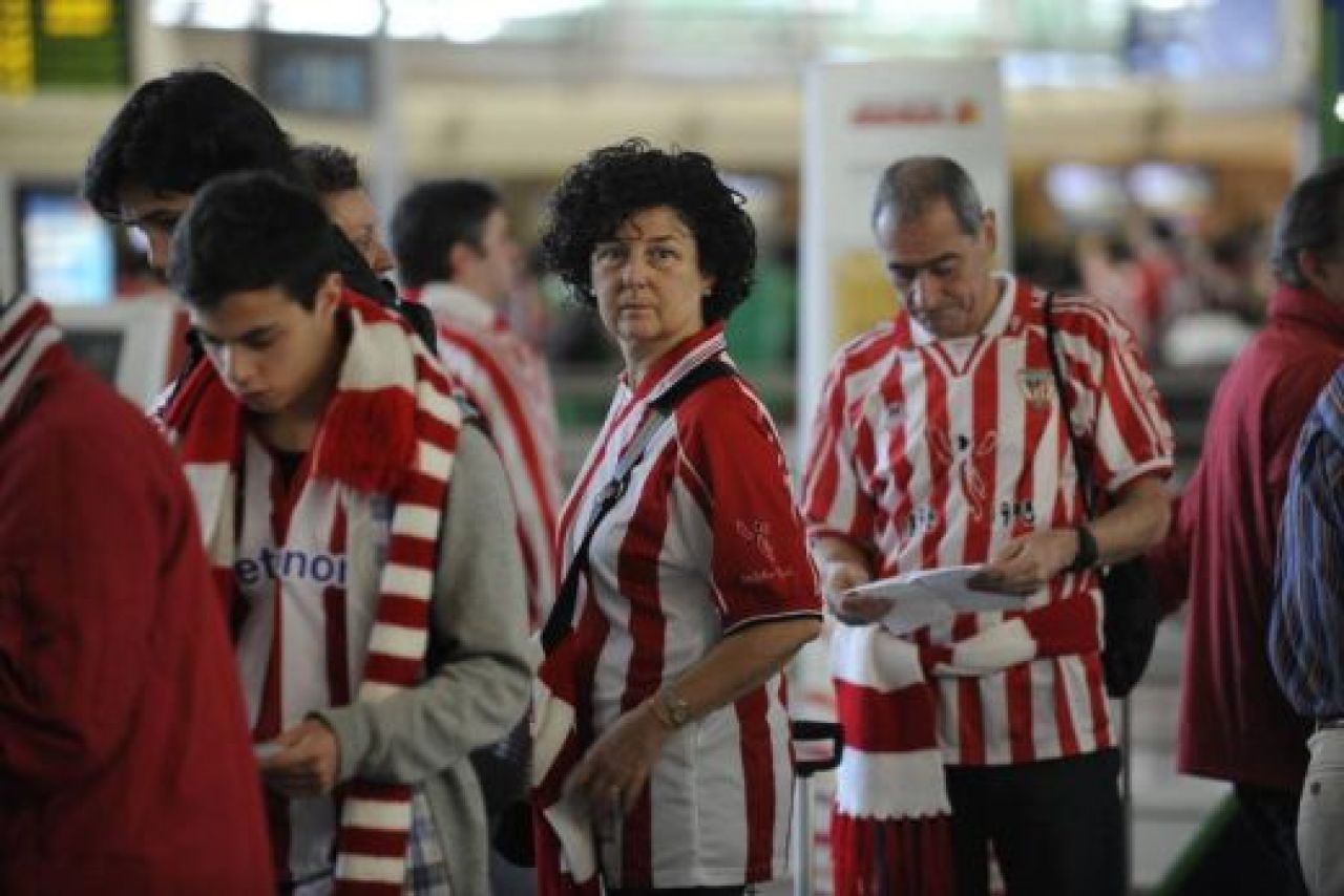 FOTO: Imaginile disperarii! Suporterii basci sunt BLOCATI pe aeroportul din Bilbao! Otopeni, trafic RECORD! Ce zic sefii aeroportului:_15