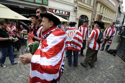 NEBUNIE in Centrul Vechi! Primele trei cuvinte in romana, invatate de fanii lui Bilbao: Mitica la puscarie VIDEO