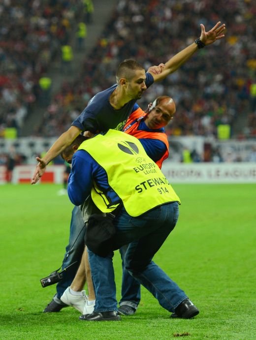 PANICA la Bucuresti! Doi fani au intrat pe teren! MILIOANE de oameni au trait cosmarul meciurilor DISTRUSE de huligani in Romania_2