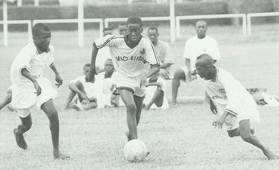A inceput fotbalul in picioarele goale si ar fi ramas sa se bata pe strazi cu huliganii, daca destinul nu il transfera la timp! N-ai sa ghicesti cine e: SUPERFOTO