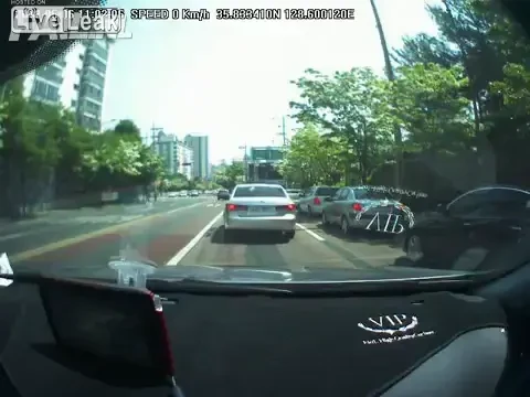 VIDEO TERIFIANT! Momentul in care au crezut ca vor muri! S-a blocat acceleratia si nu a mai putut opri masina! Cum s-a terminat totul: