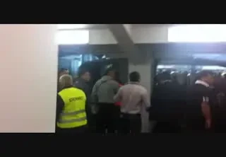 VIDEO INCREDIBIL! Imagini nedifuzate de la bataia dintre Cadu si Bornescu! Portarul lui U Cluj URLA ca un turbat, un oficial a Ligii e catarat pe un scaun