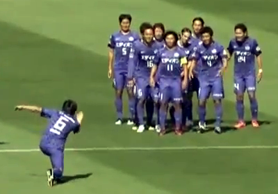 Gol de la 60 de metri si o sarbatorire ORIGINALA dupa gol! Japonezul asta candideaza la FAZA ANULUI 2012! SUPER VIDEO