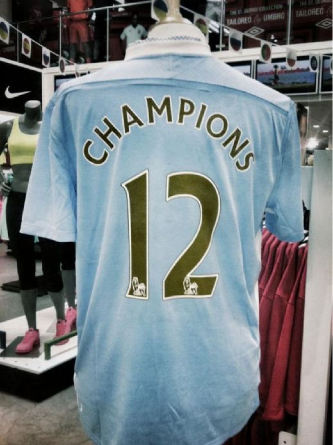 SUPER OFERTA! Noile tricouri puse in vanzare la Manchester sunt asteptate de 44 de ani! FOTO_1