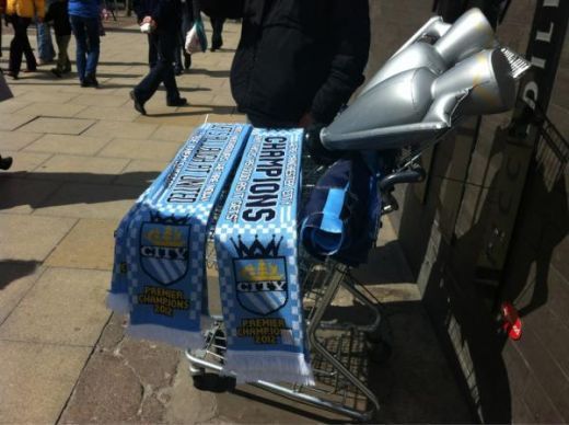 SUPER OFERTA! Noile tricouri puse in vanzare la Manchester sunt asteptate de 44 de ani! FOTO_2