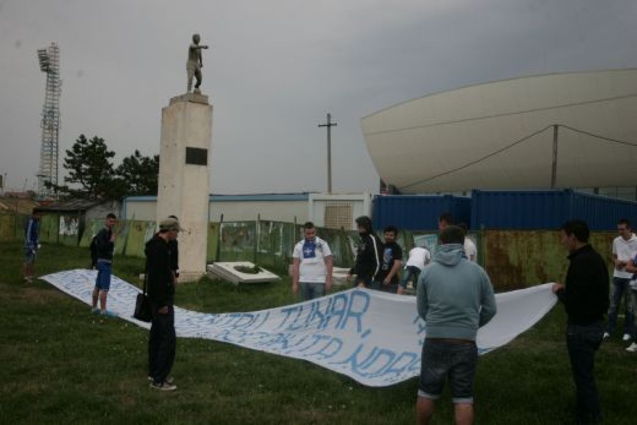 Sarbatoare TRISTA intr-o zi SFANTA pentru olteni! Ce bannere au afisat suporterii Universitatii la stadion:_1