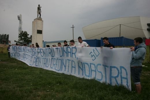 Sarbatoare TRISTA intr-o zi SFANTA pentru olteni! Ce bannere au afisat suporterii Universitatii la stadion:_2