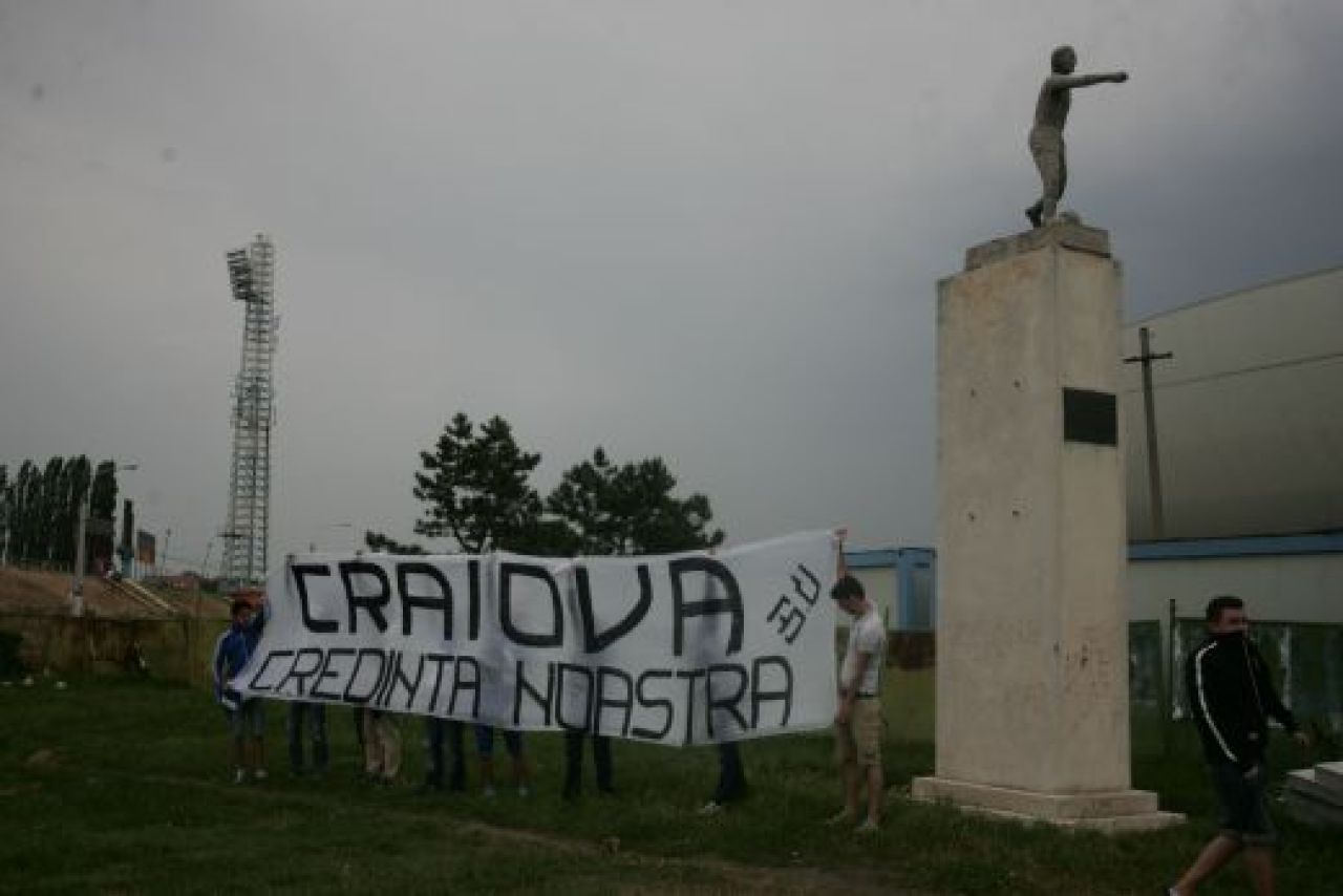 Sarbatoare TRISTA intr-o zi SFANTA pentru olteni! Ce bannere au afisat suporterii Universitatii la stadion:_3