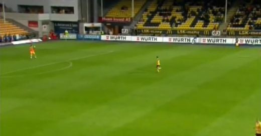 Gestul anului in fotbal! Faza care ar fi IMPOSIBILA in Romania! Un meci mai NEBUN decat finalul de la City - QPR! VIDEO senzational