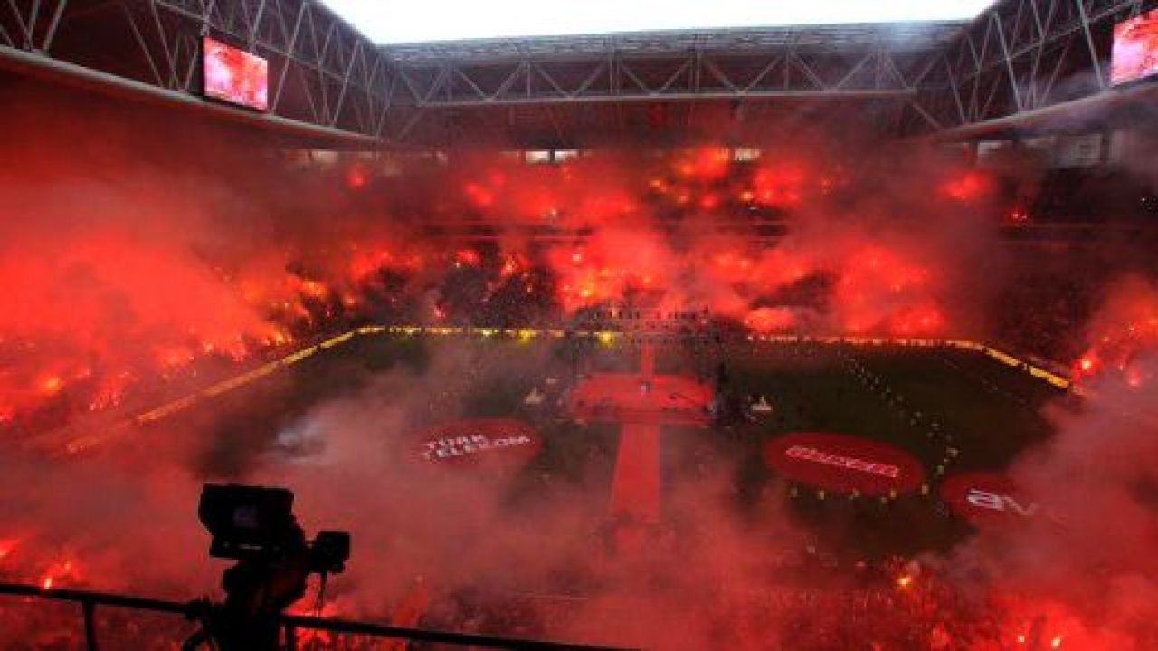 Imaginea pe care n-o vei uita TOT anul! INCENDIU pe stadionul unde Hagi e ZEU! Super FOTO de la o sarbatoare nebuna_1