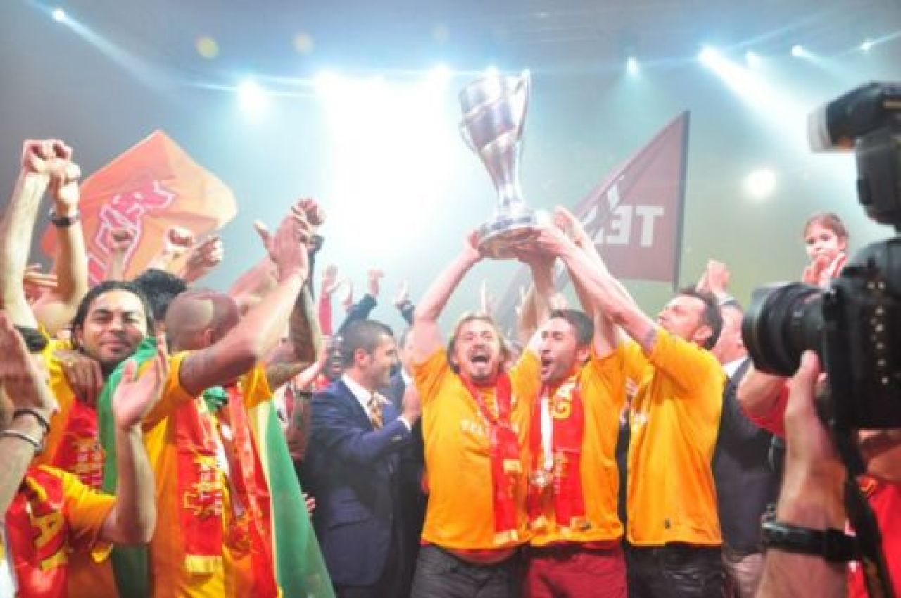 Imaginea pe care n-o vei uita TOT anul! INCENDIU pe stadionul unde Hagi e ZEU! Super FOTO de la o sarbatoare nebuna_2