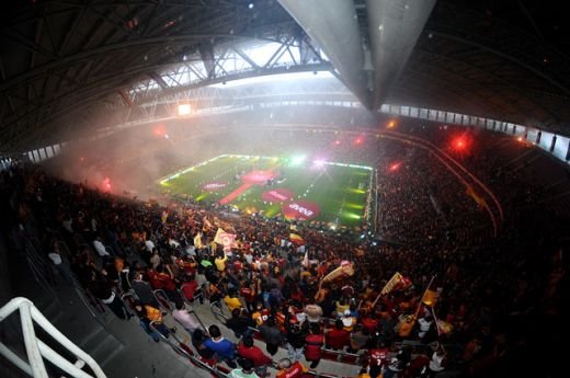 Imaginea pe care n-o vei uita TOT anul! INCENDIU pe stadionul unde Hagi e ZEU! Super FOTO de la o sarbatoare nebuna_5