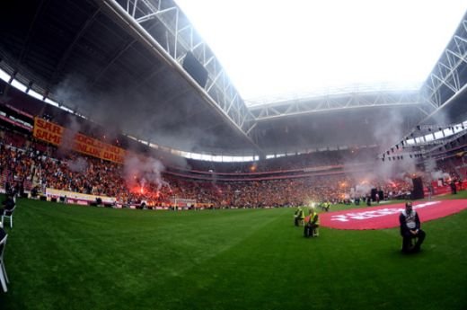 Imaginea pe care n-o vei uita TOT anul! INCENDIU pe stadionul unde Hagi e ZEU! Super FOTO de la o sarbatoare nebuna_6
