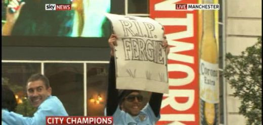FOTO Imaginea ANULUI in Anglia! Tevez anunta MOARTEA lui Ferguson! Imagini de la parada lui Pantilimon din Manchester!