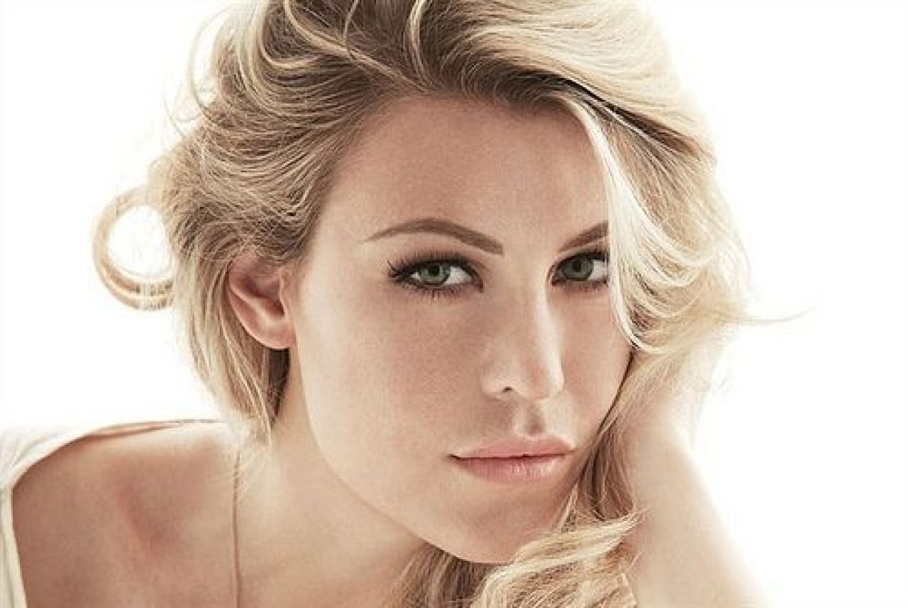 Distrus de iubita! I-a inmuiat genunchii si nu mai scapa de accidentari! Galerie FOTO cu frumoasa blonda !_3