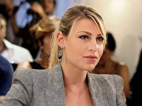 Distrus de iubita! I-a inmuiat genunchii si nu mai scapa de accidentari! Galerie FOTO cu frumoasa blonda !_4