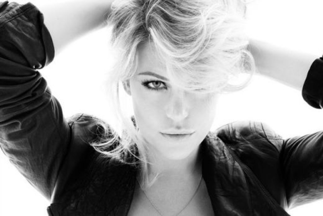 Distrus de iubita! I-a inmuiat genunchii si nu mai scapa de accidentari! Galerie FOTO cu frumoasa blonda !_5