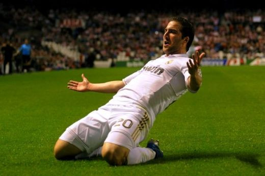 Atacantul de 50 de mil al Realului a primit o oferta NEBUNA pe aeroport: Vino, tata, la Atletico! :) VIDEO