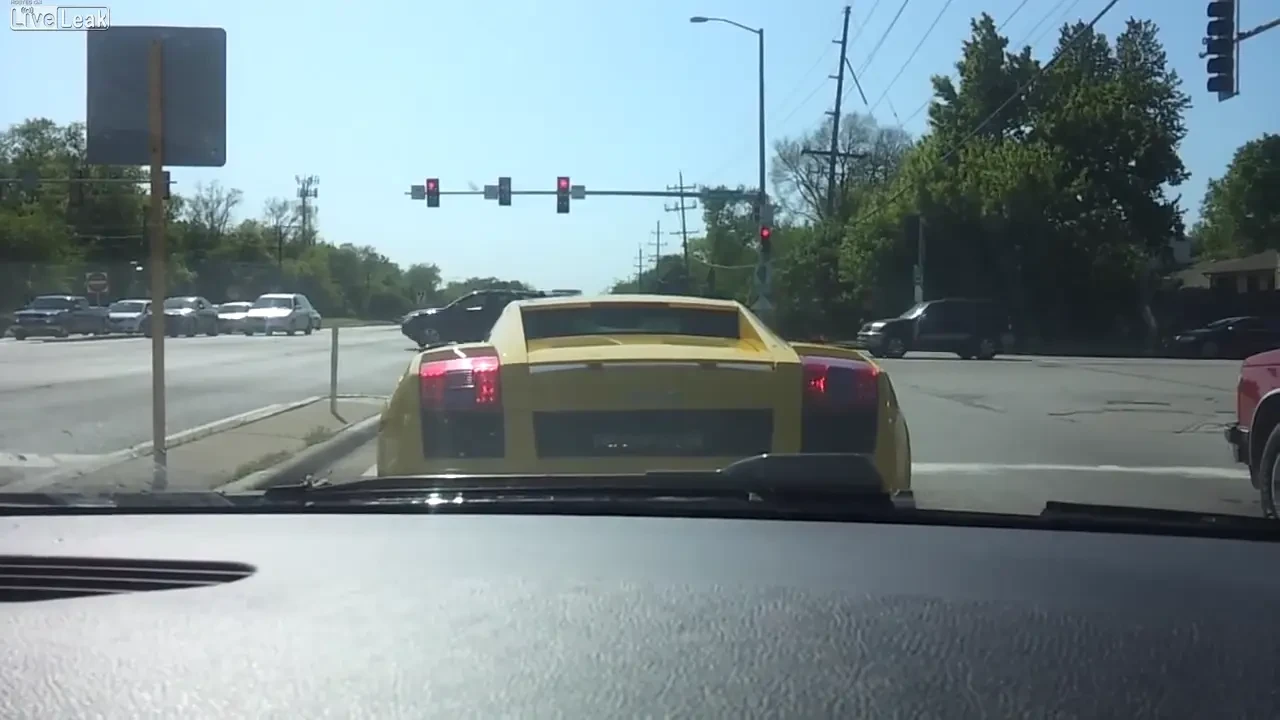 VIDEO: 'Boss, hai sa vezi ce stie asta!' :)) Prostul ANULUI la semafor a vrut sa-si arate muschii! Cum a facut praf un Lamborghini