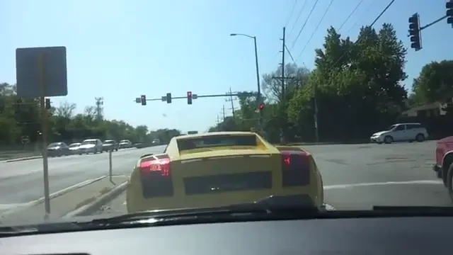 Momentele lui de glorie? 5 SECUNDE! Ce pateste un sofer de Lamborghini Gallardo care se RUPE in figuri la semafor: