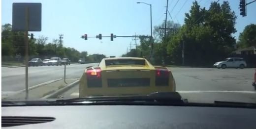Momentele lui de glorie? 5 SECUNDE! Ce pateste un sofer de Lamborghini Gallardo care se RUPE in figuri la semafor: