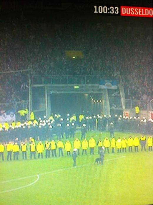 VIDEO TERIFIANT: Puteau rata promovarea in Bundesliga dupa ce fanii au invadat terenul de bucurie in timpul meciului: Am crezut ca vom muri