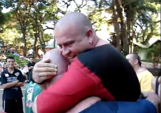 Cum se alinta culturistii: O TONA de iubire dupa un concurs care a durat doar 20 de secunde! Vezi ce s-a intamplat:
