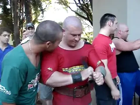 Cum se alinta culturistii: O TONA de iubire dupa un concurs care a durat doar 20 de secunde! Vezi ce s-a intamplat: