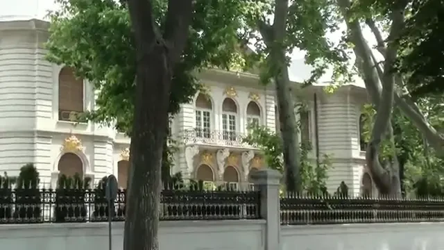 VIDEO FABULOS: In aceasta dimineata a fost furata Cupa Campionilor din palatul lui Becali! Imagini de amator: