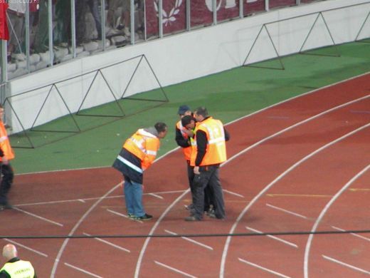 Moment SOCANT la U Cluj - CFR! O petarda i-a explodat in fata unui steward! FOTO_1