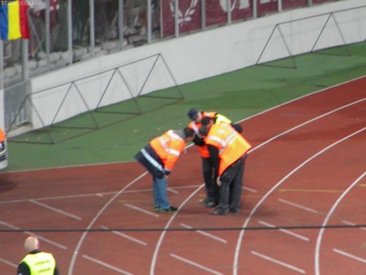 Moment SOCANT la U Cluj - CFR! O petarda i-a explodat in fata unui steward! FOTO_7