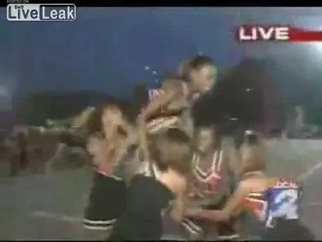 Scena HORROR pentru o majoreta! Faza pe care nimeni nu a vrut sa o vada! Ce teapa si-a luat de la colegele ei: