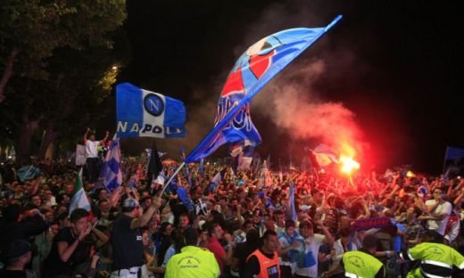 VIDEO: Haos MAXIM pe strazile din Napoli! Suporterii au sarbatorit pana dimineata primul trofeu dupa 22 de ani! Noaptea in care Maradona a devenit istorie!_2
