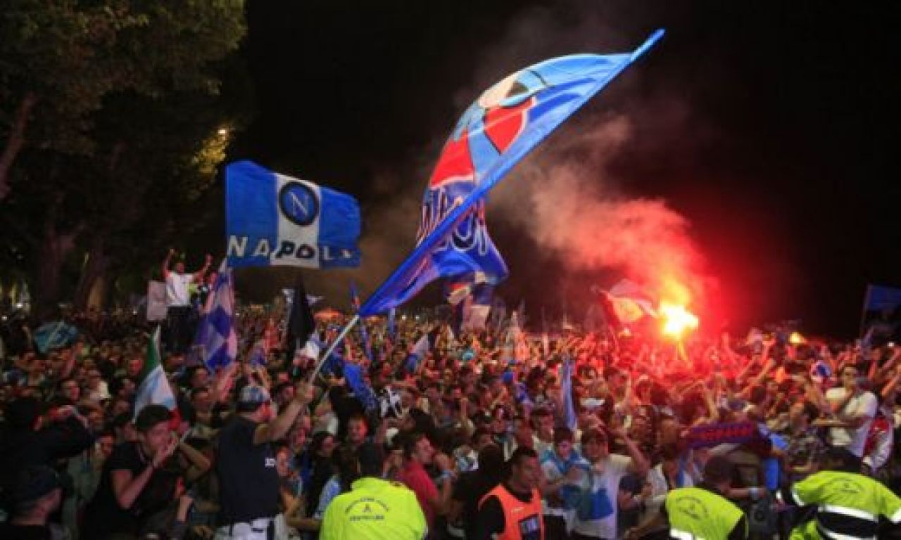 VIDEO: Haos MAXIM pe strazile din Napoli! Suporterii au sarbatorit pana dimineata primul trofeu dupa 22 de ani! Noaptea in care Maradona a devenit istorie!_2