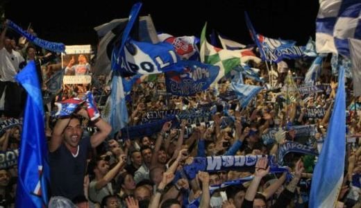 VIDEO: Haos MAXIM pe strazile din Napoli! Suporterii au sarbatorit pana dimineata primul trofeu dupa 22 de ani! Noaptea in care Maradona a devenit istorie!_3