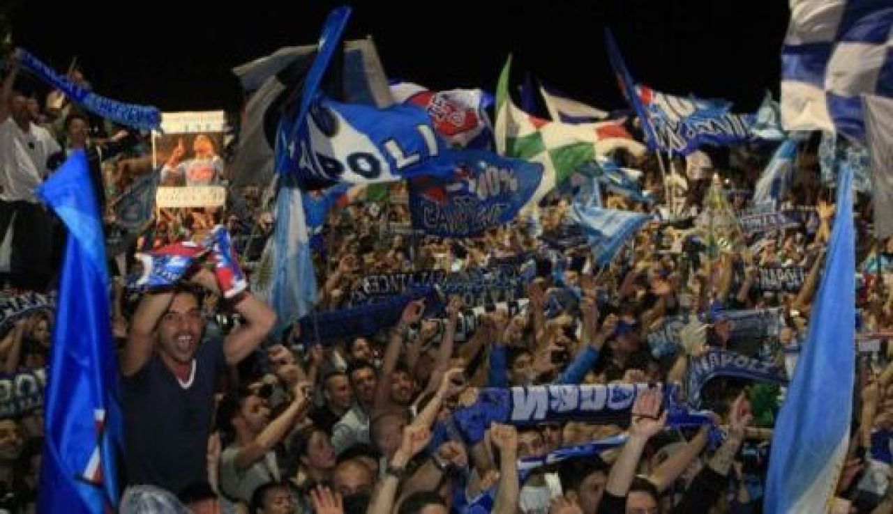 VIDEO: Haos MAXIM pe strazile din Napoli! Suporterii au sarbatorit pana dimineata primul trofeu dupa 22 de ani! Noaptea in care Maradona a devenit istorie!_3