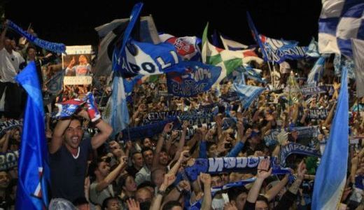 VIDEO: Haos MAXIM pe strazile din Napoli! Suporterii au sarbatorit pana dimineata primul trofeu dupa 22 de ani! Noaptea in care Maradona a devenit istorie!_3