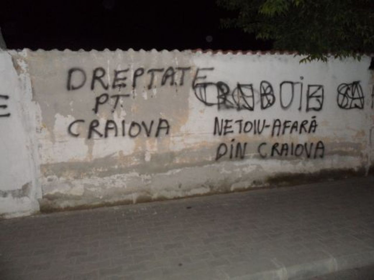 Suporterii Craiovei, scrisoare pentru Presedinte! Orasul a fost impanzit noaptea trecuta de mesaje pentru Stiinta! FOTO:_1
