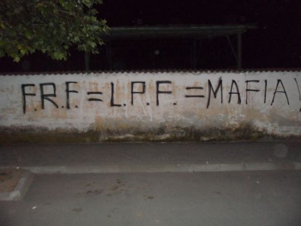 Suporterii Craiovei, scrisoare pentru Presedinte! Orasul a fost impanzit noaptea trecuta de mesaje pentru Stiinta! FOTO:_3