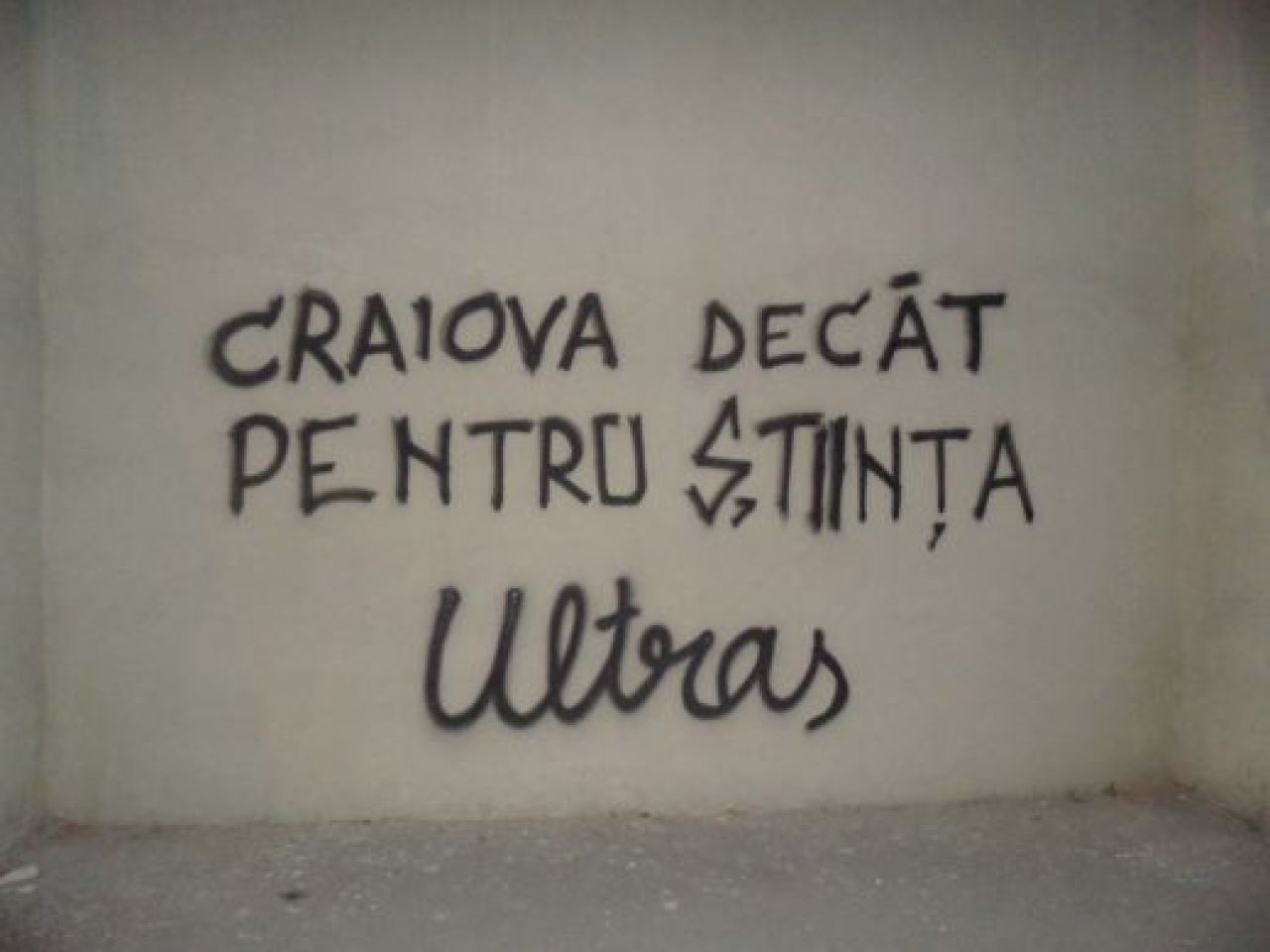 Suporterii Craiovei, scrisoare pentru Presedinte! Orasul a fost impanzit noaptea trecuta de mesaje pentru Stiinta! FOTO:_7