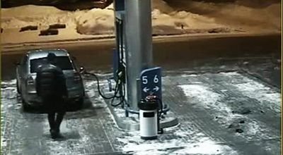 VIDEO: Cel mai imbecil om in viata ! Cu creierul lui de&nbsp;doi ani era sa arunce o benzinarie in aer!