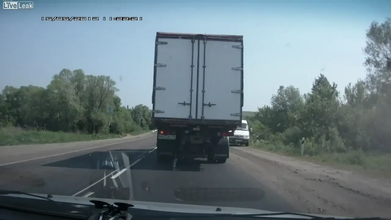 VIDEO INCREDIBIL! Dispari intr-o SECUNDA! Ce se intampla cand un camion IMENS ramane fara FRANE!