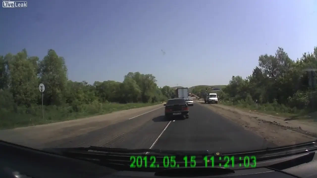 INCREDIBIL! Dispari intr-o SECUNDA! Ce se intampla cand un camion IMENS ramane fara FRANE!